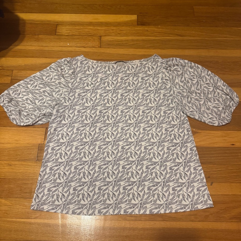 h&m grey and white puff sleeve pattern top
